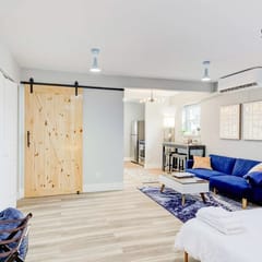 Brand New Modern Luxe Loft w/ King Bed, free parking & Fast Wi-Fi (Suite 12)