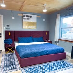 Luxe King Studio w/ Amazing Views ~ Free Parking & WIFI (Suite 1)