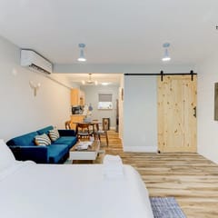 Luxe Modern loft w/ King Bed, Free Parking & Fast WiFi (Suite 11)