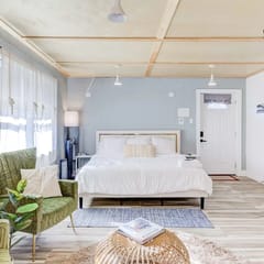 Modern Luxe Studio + Free Parking + King Bed (Suite 6)