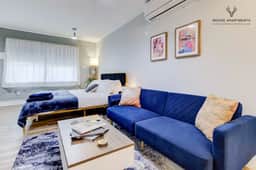 Luxe Modern loft with King Bed, Free Parking and Fast Wi-Fi (Suite 9)