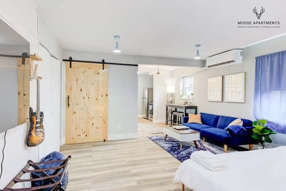 Brand New Modern Luxe Loft w/ King Bed, free parking & Fast Wi-Fi (Suite 12) - Image 1