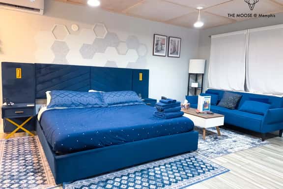 Comfy KING Luxe Studio | FREE Parking & WIFI (Suite 2) - Image 1