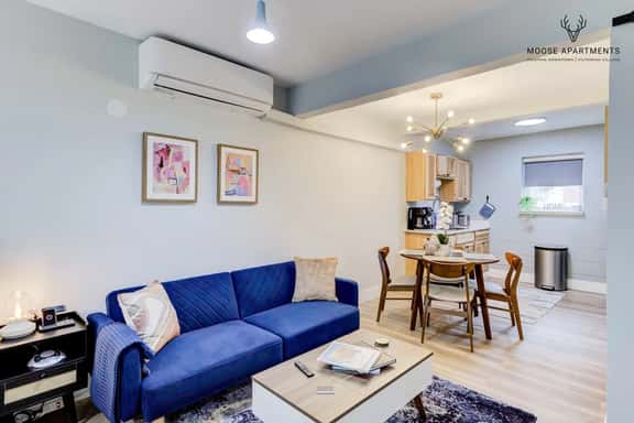 Luxe Modern loft with King Bed, Free Parking and Fast Wi-Fi (Suite 9) - Image 1