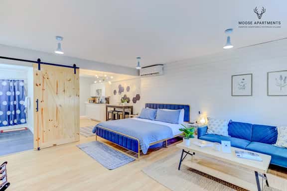 Modern Luxe Loft + Free Parking & Wifi + King Bed (Suite 8) - Image 1