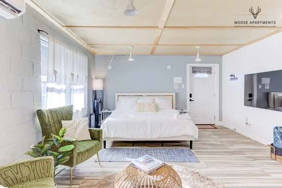 Modern Luxe Studio + Free Parking + King Bed (Suite 6) - Image 1