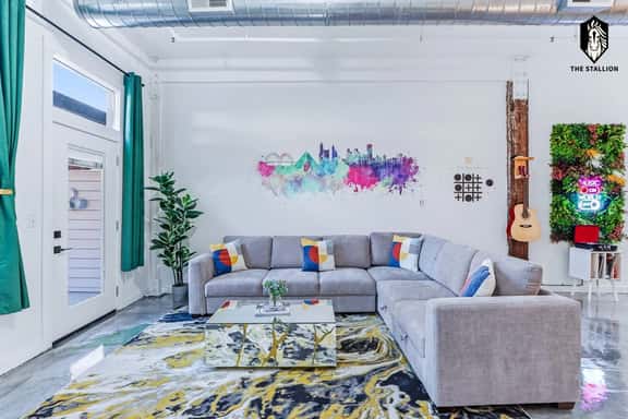 Celebrating Graceland" loft - Steps away from Attractions (Loft 102) - Image 1