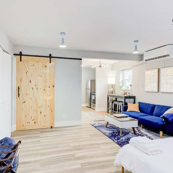 Brand New Modern Luxe Loft w/ King Bed, free parking & Fast Wi-Fi (Suite 12) - Image 1