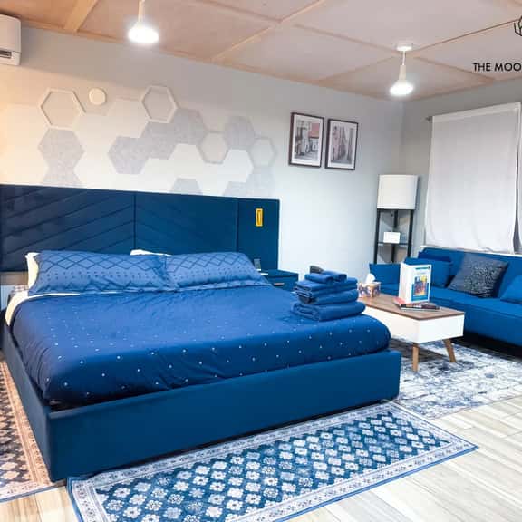 Comfy KING Luxe Studio | FREE Parking & WIFI (Suite 2) - Image 1