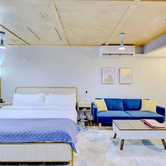 Comfy Studio with King Bed/Free Parking/Super Fast Wifi (Suite 5) - Image 1