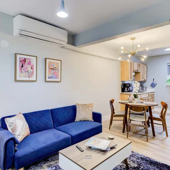 Luxe Modern loft with King Bed, Free Parking and Fast Wi-Fi (Suite 9) - Image 1