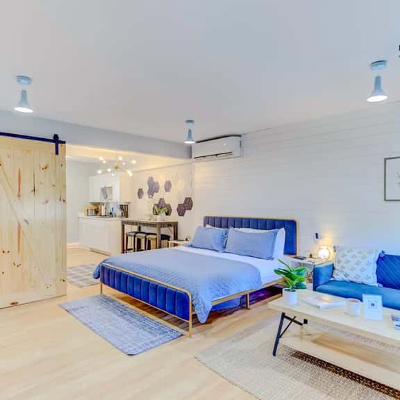Modern Luxe Loft + Free Parking & Wifi + King Bed (Suite 8) - Image 1