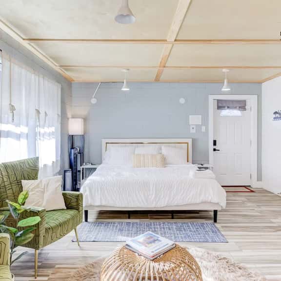 Modern Luxe Studio + Free Parking + King Bed (Suite 6) - Image 1