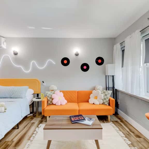 Themed Loft with King Bed, Free Parking & Wi-Fi (Suite 10) - Image 1