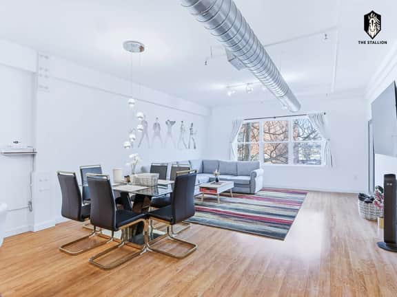 Celebrating Elvis" Loft - Steps from Main St/Museums (Loft 201)