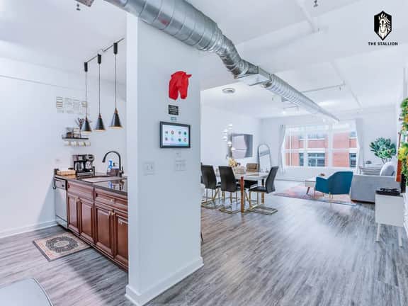 Elvis - The Legend" Loft - Steps from Downtown Attractions (Loft 308)