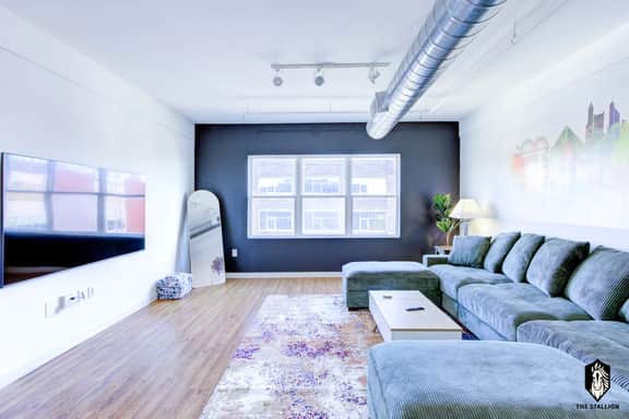 Tribute to Elvis" Loft - Steps from Downtown Attractions (Loft#304)