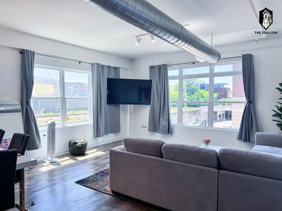 Vibrant Memphis" Loft - Steps from Main St/Museums (Loft 210)