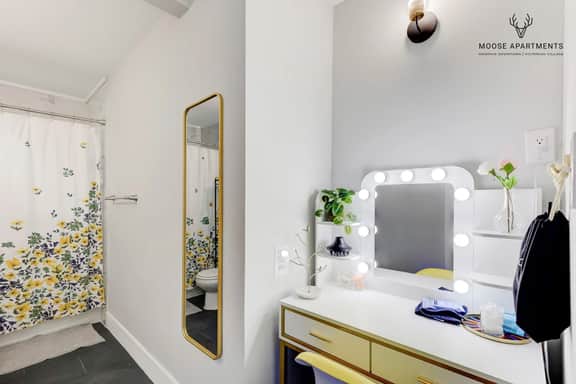 Brand New Modern Luxe Loft w/ King Bed, free parking & Fast Wi-Fi (Suite 12)