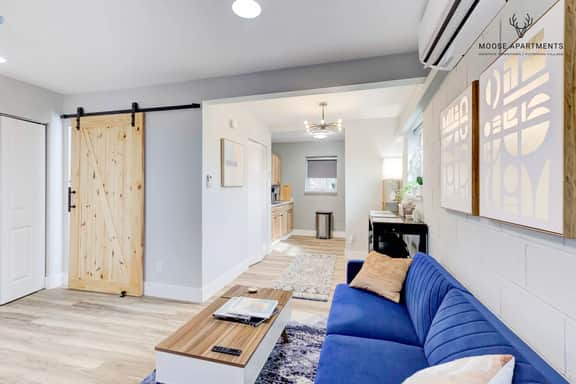Brand New Modern Luxe Loft w/ King Bed, free parking & Fast Wi-Fi (Suite 12)