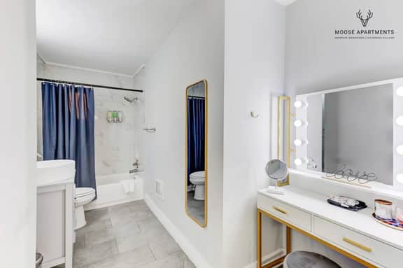 Comfy KING Luxe Studio | FREE Parking & WIFI (Suite 2)