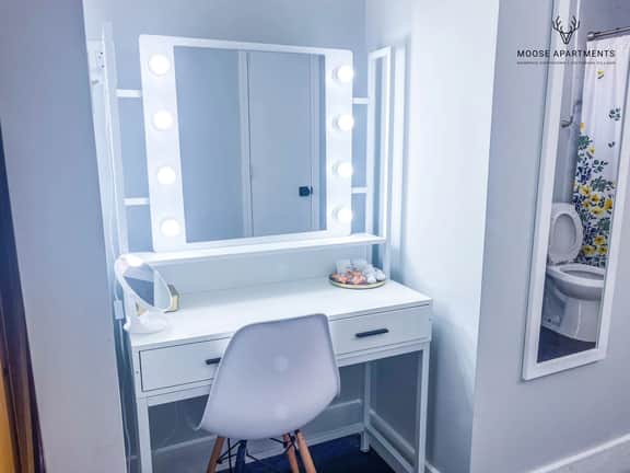 Comfy Studio with King Bed/Free Parking/Super Fast Wifi (Suite 5)