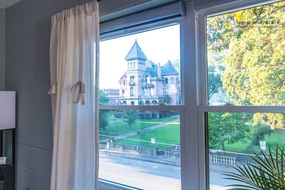 Instaworthy Luxe Loft w/ Amazing View - Free Parking & King Bed (Suite 7)