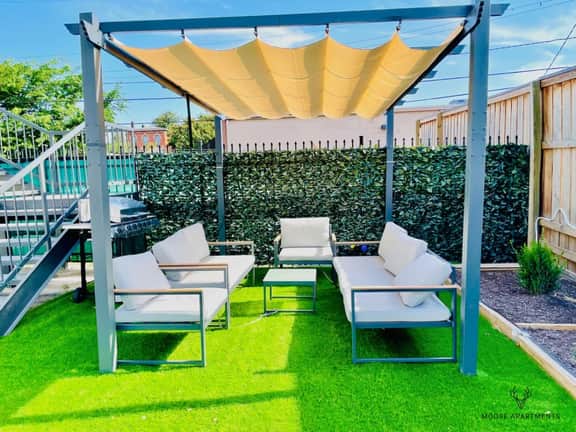 Luxe Modern loft with King Bed, Free Parking and Fast Wi-Fi (Suite 9)