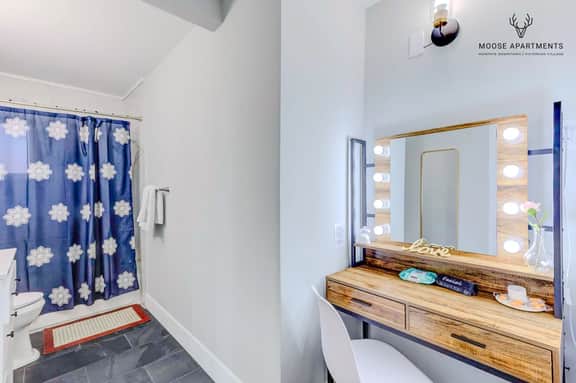 Modern Luxe Loft + Free Parking & Wifi + King Bed (Suite 8)