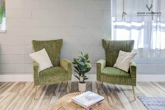 Modern Luxe Studio + Free Parking + King Bed (Suite 6)