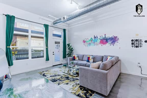 Celebrating Graceland" loft - Steps away from Attractions (Loft 102) - Image 2