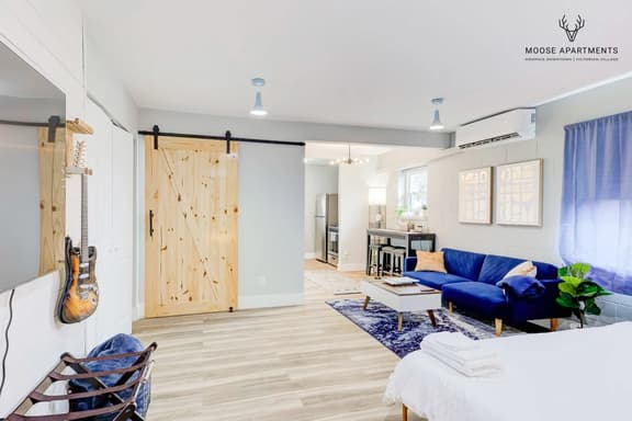 Brand New Modern Luxe Loft w/ King Bed, free parking & Fast Wi-Fi (Suite 12)