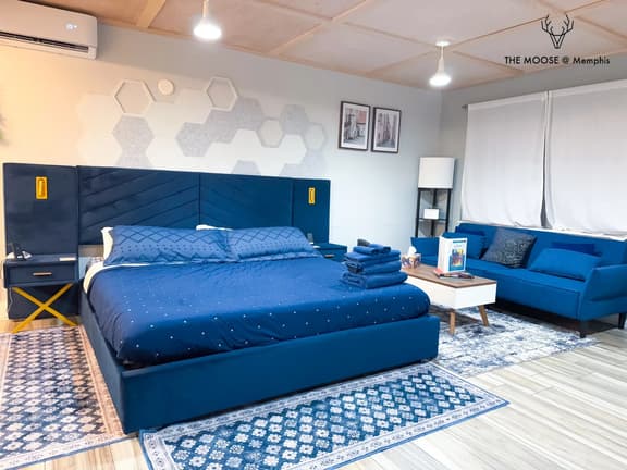 Comfy KING Luxe Studio | FREE Parking & WIFI (Suite 2)