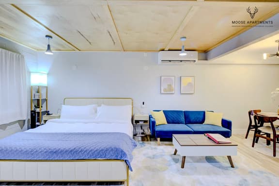 Comfy Studio with King Bed/Free Parking/Super Fast Wifi (Suite 5)
