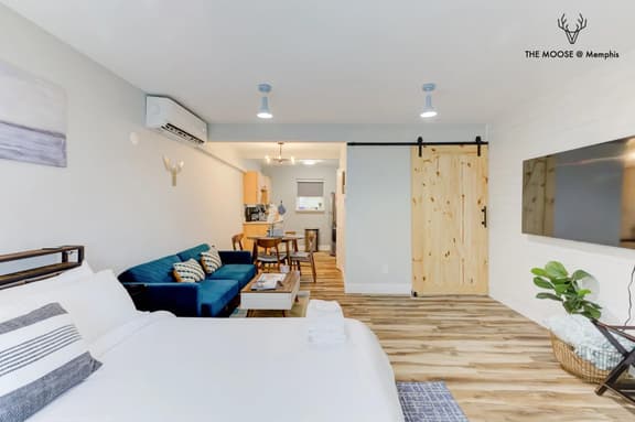 Luxe Modern loft w/ King Bed, Free Parking & Fast WiFi (Suite 11)