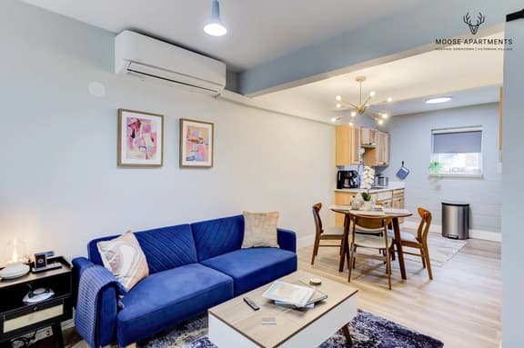 Luxe Modern loft with King Bed, Free Parking and Fast Wi-Fi (Suite 9)
